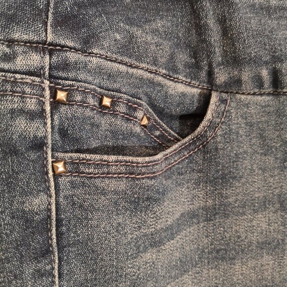 GG Jeans Ladies Size 12 Bermuda Length Pull On Medium Wash Jean Shorts - Picture 3 of 8